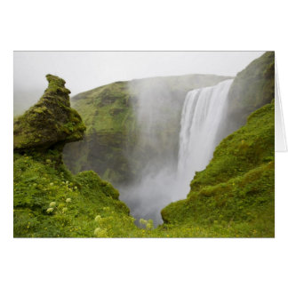 Islande. La cascade de Skogarfoss plonge sur une