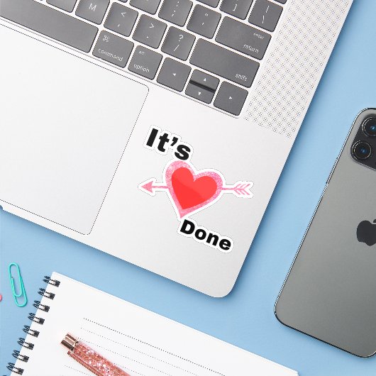 It’s Done Heart Graphic Sticker (Ordinateur portable avec iPhone)