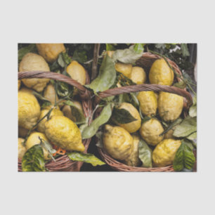 Italiaanse leemten in een mandje tissuepapier