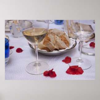 Italiaanse tabel: Brood, wijn en Bougainvillea Pet Poster