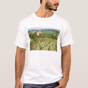 Italië, Bologna, Uitzicht door wijngaard naar Chie T-shirt