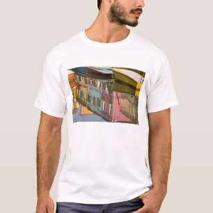 Italië, Burano. Boats op een kanaal met T-shirt