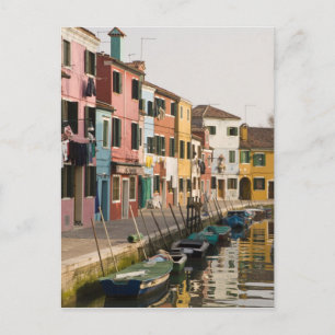 Italië, Burano. Kleurrijke huizen langs een Briefkaart