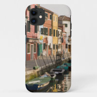 Italië, Burano. Kleurrijke huizen langs een