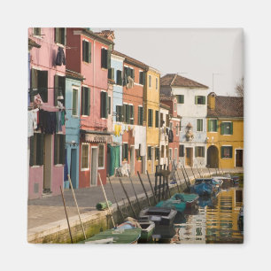 Italië, Burano. Kleurrijke huizen langs een Magneet