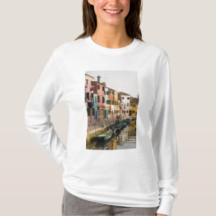 Italië, Burano. Kleurrijke huizen langs een T-shirt