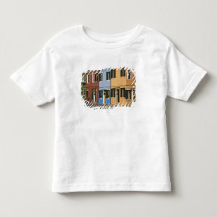 Italië, Burano. Kleurrijke rij huizen en lege Kinder Shirts