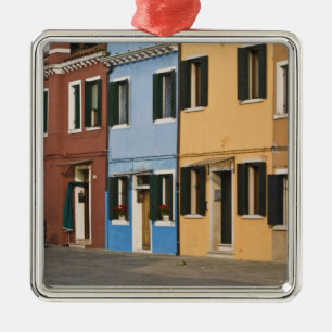 Italië, Burano. Kleurrijke rij woningen en leeg Metalen Ornament