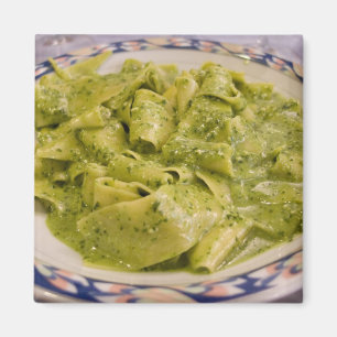 Italië, Camogli. Bord pasta met pesto Magneet