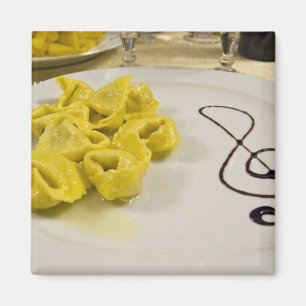 Italië, Cento. Een bord kaas tortellini Magneet