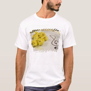 Italië, Cento. Een bord kaas tortellini T-shirt