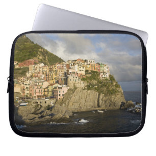 Italië, Cinque Terre, Manarola. Dorp op klif. Laptop Sleeve