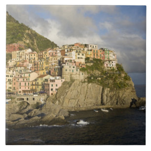 Italië, Cinque Terre, Manarola. Dorp op klif. Tegeltje