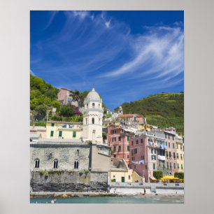 Italië, Cinque Terre, Vernazza, Haven en Kerk Poster