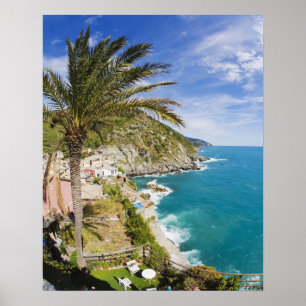 Italië, Cinque Terre, Vernazza, Stad aan de hellin Poster