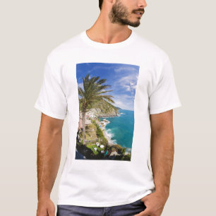 Italië, Cinque Terre, Vernazza, Stad aan de hellin T-shirt