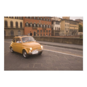 Italië, Florence. Fiat 800 Rally steekt Arno over Foto Afdruk