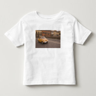 Italië, Florence. Fiat 800 Rally steekt Arno over Kinder Shirts