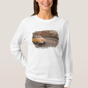 Italië, Florence. Fiat 800 Rally steekt Arno over T-shirt