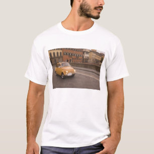 Italië, Florence. Fiat 800 Rally steekt Arno over T-shirt
