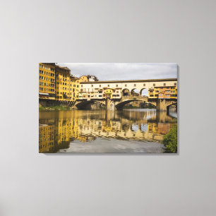 Italië, Florence, Reflecties in de rivier de Arno Canvas Afdruk