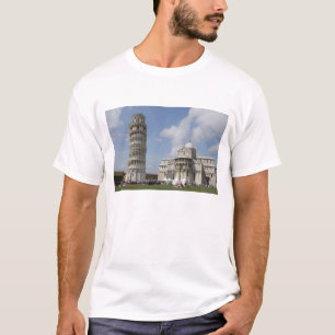 Italië, Pisa. Scheve Toren van Pisa en T-shirt