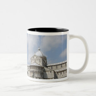 Italië, Pisa. Scheve Toren van Pisa en Tweekleurige Koffiemok