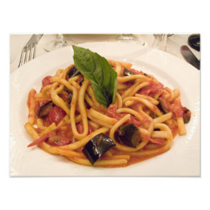 Italië, Positano. Bord pasta en aubergine. Foto Afdruk