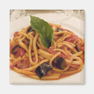 Italië, Positano. Bord pasta en aubergine. Magneet