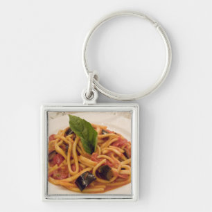 Italië, Positano. Bord pasta en aubergine. Sleutelhanger