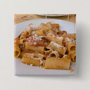 Italië, Positano. Displayplaat van rigatoni. Vierkante Button 5,1 Cm