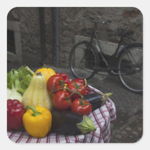 Italië, provincie Brescia, Gargnano. Tabel met 2 Vierkante Sticker