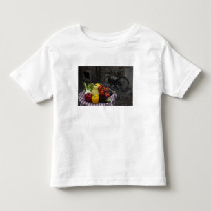 Italië, provincie Brescia, Gargnano. Tafel met 2 Kinder Shirts