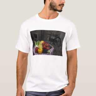 Italië, provincie Brescia, Gargnano. Tafel met 2 T-shirt
