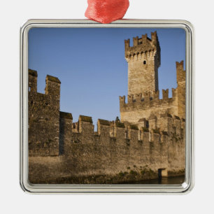 Italië, provincie Brescia, Sirmione. Castello Metalen Ornament