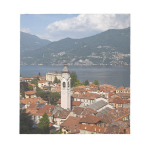 Italië, Provincie Como, Menaggio. Gezicht op stad Notitieblok