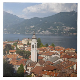Italië, Provincie Como, Menaggio. Gezicht op stad Tegeltje