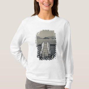 Italië, provincie Como, Tremezzo. Meer pier. T-shirt