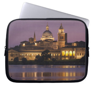 Italië, provincie Mantua, Mantua. Gezicht op de st Laptop Sleeve