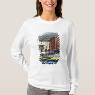 Italië, provincie Verona, Malcesine. Oude Cassone T-shirt