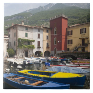Italië, provincie Verona, Malcesine. Oude Cassone  Tegeltje