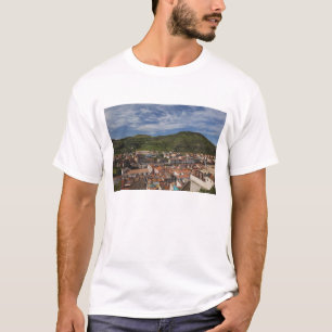 Italië, Sardinië, Bosa. Gezicht op de stad vanaf C T-shirt