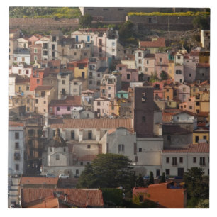Italië, Sardinië, Bosa. Stadsgezicht met Castello Tegeltje