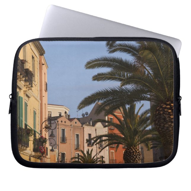 Italië, Sardinië, Cagliari. Gebouwen en palmen Laptop Sleeve (Voorkant)