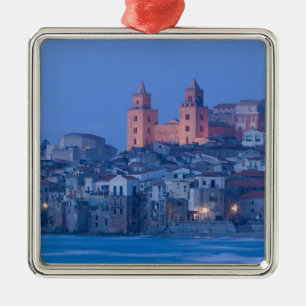 Italië, Sicilië, Cefalu, Gezicht met Duomo vanuit Metalen Ornament