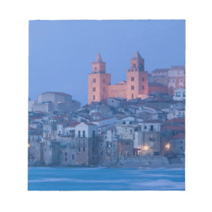 Italië, Sicilië, Cefalu, Gezicht met Duomo vanuit Notitieblok