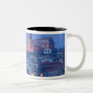 Italië, Sicilië, Cefalu, Gezicht met Duomo vanuit Tweekleurige Koffiemok
