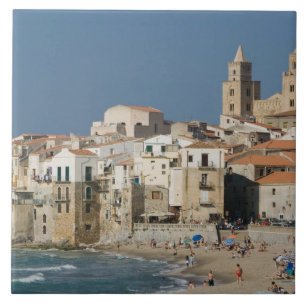 Italië, Sicilië, Cefalu, Stadsgezicht met Duomo va Tegeltje