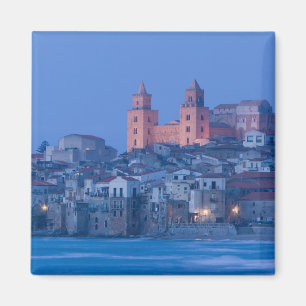 Italië, Sicilië, Cefalu, Uitzicht met Duomo uit Magneet