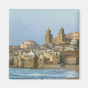 Italië, Sicilië, Cefalu, Uitzicht met Duomo van 2 Magneet
